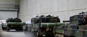 Niedersachsen, Unterlüß: Kampfpanzer vom Typ Leopard 2A4 stehen in einer Halle von Rheinmetall.