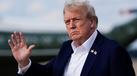 US-Präsident Donald Trump grüßt wartende Journalisten.