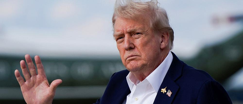 US-Präsident Donald Trump grüßt wartende Journalisten.