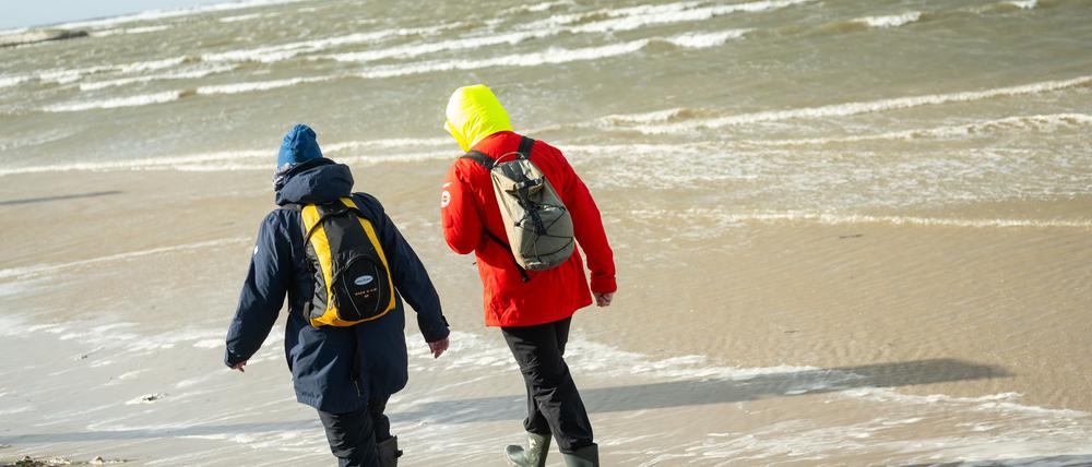Wetterfeste Kleidung ist beim Spaziergang an der Nordsee in den nächsten Tagen ein Muss. (Archivfoto)
