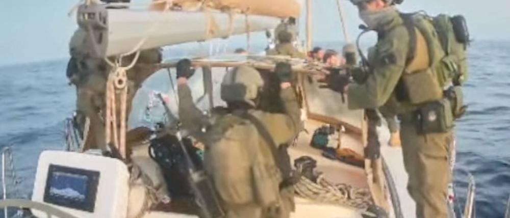 Maskierte israelische Soldaten haben die Boote der Gaza-Hilfsflotte vor Erreichen des Küstenstreifens geentert und die Besatzungen in Gewahrsam genommen. 