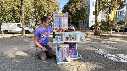 Architekt Van Bo Le-Mentzel stellt sein neues Projekt zur Lösung des Berliner Wohnungsmarkts in Kreuzberg vor.