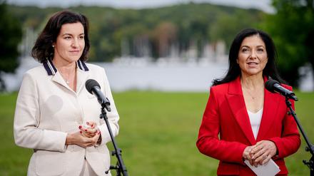 Dorothee Bär (CSU, l), Bundesministerin für Forschung, Technologie und Raumfahrt, und Katherina Reiche (CDU), Bundesministerin für Wirtschaft und Energie, am Rande der Klausurtagung des Bundeskabinetts.