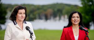 Dorothee Bär (CSU, l), Bundesministerin für Forschung, Technologie und Raumfahrt, und Katherina Reiche (CDU), Bundesministerin für Wirtschaft und Energie, am Rande der Klausurtagung des Bundeskabinetts.