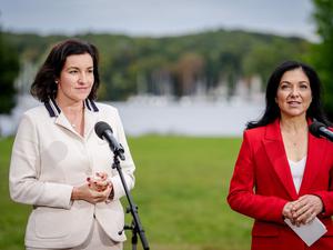 Dorothee Bär (CSU, l), Bundesministerin für Forschung, Technologie und Raumfahrt, und Katherina Reiche (CDU), Bundesministerin für Wirtschaft und Energie, am Rande der Klausurtagung des Bundeskabinetts.