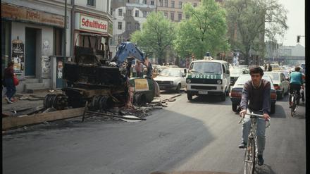 Der Heinrichplatz am 2. Mai 1987, bei den ersten Mai-Krawallen wurde ein Bagger abgefackelt.