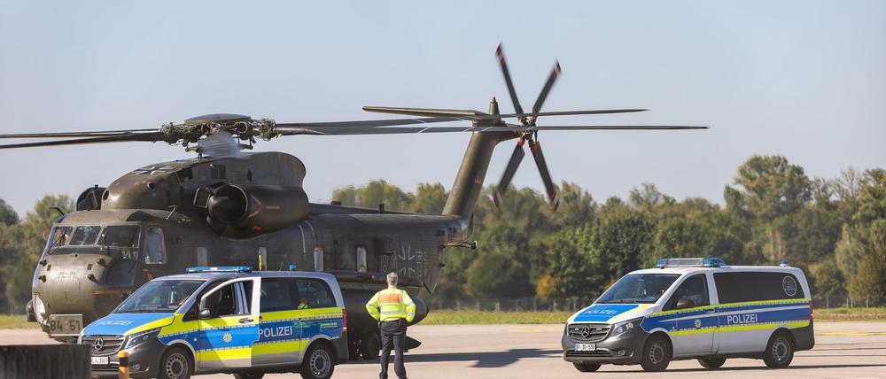 Einer der Beschuldigten wurde mit einem Bundeswehr-Hubschrauber nach Karlsruhe gebracht.