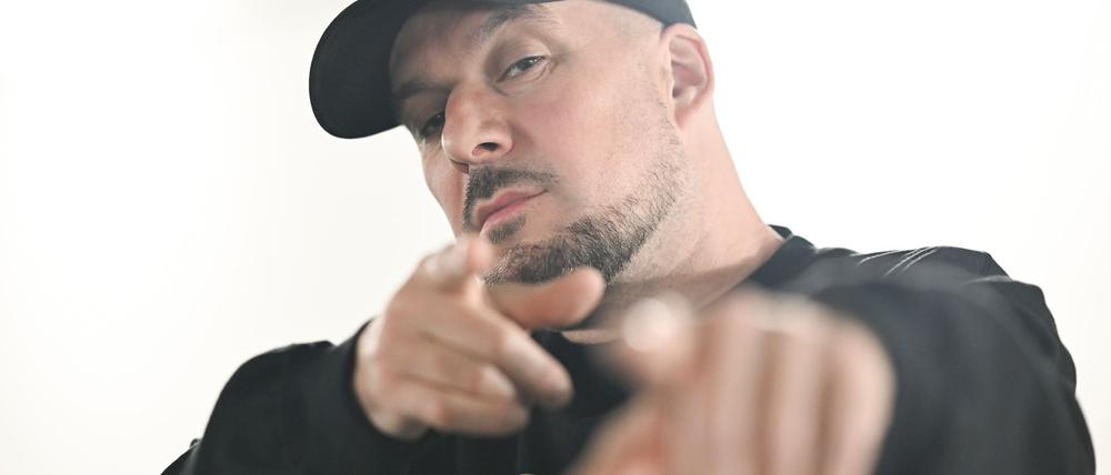Mit „Lan Juks“ begibt sich Kool Savas auf Spurensuche in seine eigene Vergangenheit und liefert dabei ein Album, das Hip-Hop-Fans von früher und heute verbindet.
