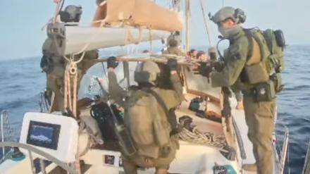 Maskierte israelische Soldaten haben die Boote der Gaza-Hilfsflotte vor Erreichen des Küstenstreifens geentert und die Besatzungen in Gewahrsam genommen. 