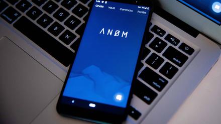 Ein Mobiltelefon mit Anom auf dem Bildschirm.