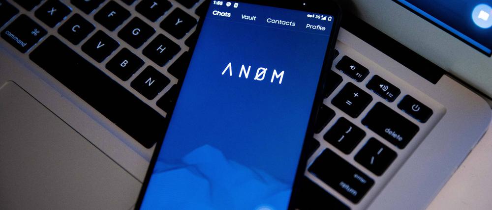 Ein Mobiltelefon mit Anom auf dem Bildschirm.