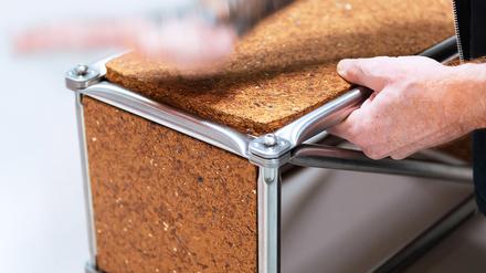 Potsdamer Forscher haben aus Spanplatten neue hergestellt – praktisch mit 100 Prozent Ausbeute.