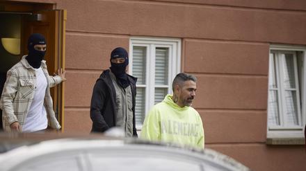 Bushido verlässt in Begleitung von Personenschützern das Oberlandesgericht, nachdem die Fortsetzung eines Zivilprozesses zwischen ihm und Arafat Abou-Chaker um eine Wohnanlage in Rüdersdorf (Märkisch-Oderland) vorerst beendet wurde. (Archivbild)