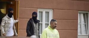 Bushido verlässt in Begleitung von Personenschützern das Oberlandesgericht, nachdem die Fortsetzung eines Zivilprozesses zwischen ihm und Arafat Abou-Chaker um eine Wohnanlage in Rüdersdorf (Märkisch-Oderland) vorerst beendet wurde. (Archivbild)