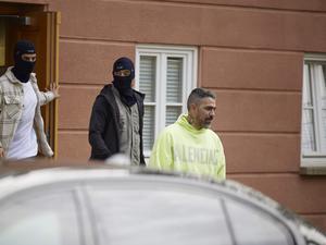 Bushido verlässt in Begleitung von Personenschützern das Oberlandesgericht, nachdem die Fortsetzung eines Zivilprozesses zwischen ihm und Arafat Abou-Chaker um eine Wohnanlage in Rüdersdorf (Märkisch-Oderland) vorerst beendet wurde. (Archivbild)
