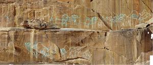 Unter Lebensgefahr gemeißelt: Monumentales Felskunst-Panel am Jebel Misma.