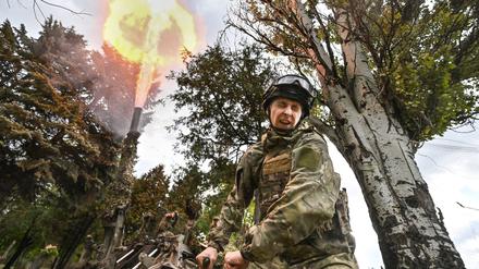 Ein russischer Soldat feuert in der Ukraine ein Artilleriegeschoss ab.