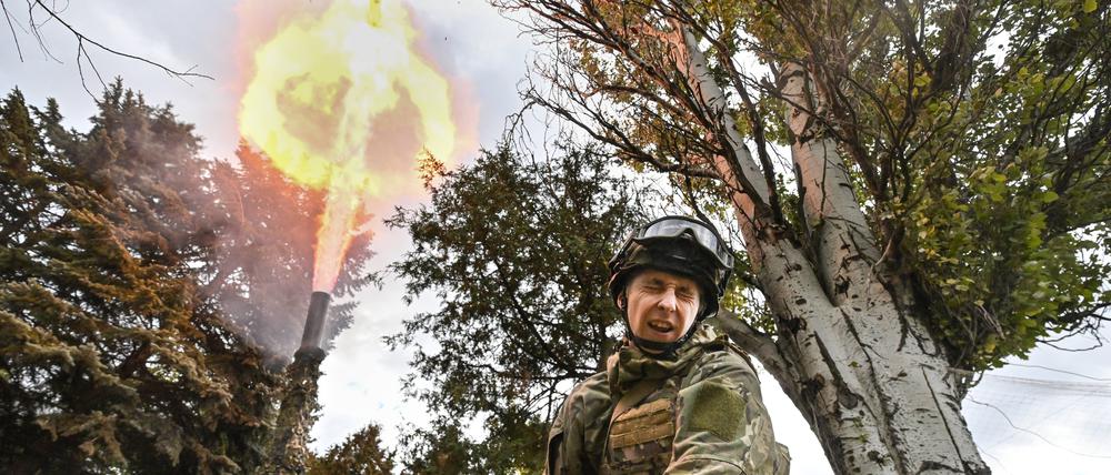 Ein russischer Soldat feuert in der Ukraine ein Artilleriegeschoss ab.