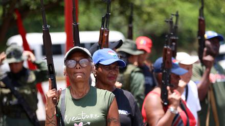 Zivilisten in Venezuela bei der Ausbildung an Waffen.