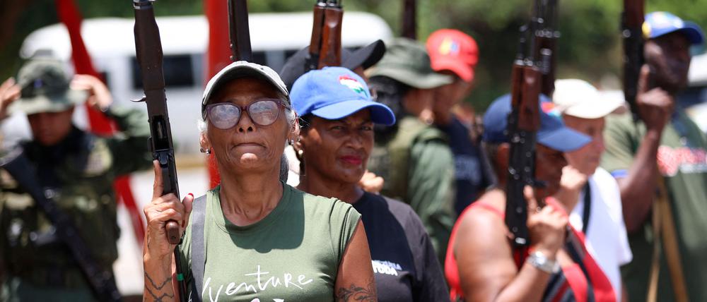 Zivilisten in Venezuela bei der Ausbildung an Waffen