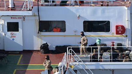Dieses Luftbild, das am 1. Oktober 2025 vor der westfranzösischen Hafenstadt Saint-Nazaire aufgenommen wurde, zeigt französische Soldaten an Bord des Tankers der so genannten «Schattenflotte» Russlands, der im Verdacht steht, an Drohnenflügen über Dänemark beteiligt zu sein, und der zwischen dem 22. und 25. September vor der dänischen Küste kreuzte.