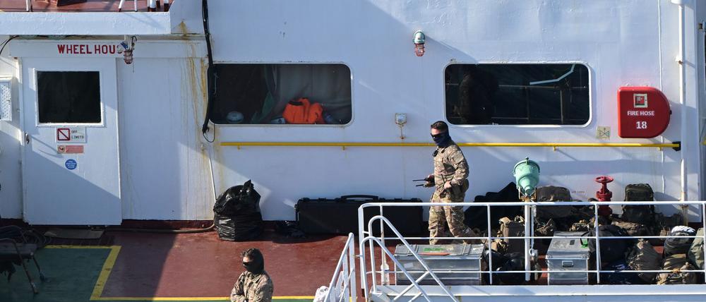 Dieses Luftbild, das am 1. Oktober 2025 vor der westfranzösischen Hafenstadt Saint-Nazaire aufgenommen wurde, zeigt französische Soldaten an Bord des Tankers der so genannten «Schattenflotte» Russlands, der im Verdacht steht, an Drohnenflügen über Dänemark beteiligt zu sein, und der zwischen dem 22. und 25. September vor der dänischen Küste kreuzte.