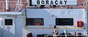 Dieses Luftbild, das am 1. Oktober 2025 vor der westfranzösischen Hafenstadt Saint-Nazaire aufgenommen wurde, zeigt französische Soldaten an Bord des Tankers der so genannten «Schattenflotte» Russlands, der im Verdacht steht, an Drohnenflügen über Dänemark beteiligt zu sein, und der zwischen dem 22. und 25. September vor der dänischen Küste kreuzte.