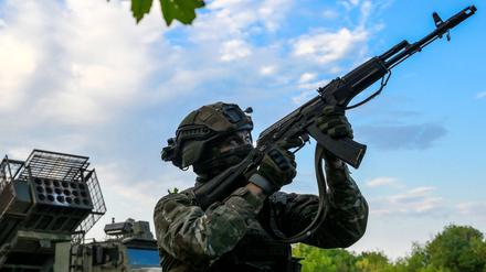 Ein Soldat der Tsentr Centre Group of Forces überwacht am 23. Juli 2025 den Himmel, um feindliche Drohnen auszumachen.