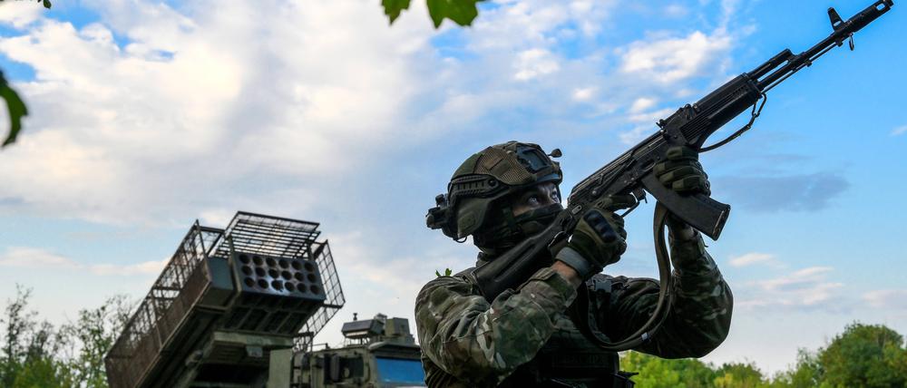Ein Soldat der Tsentr Centre Group of Forces überwacht am 23. Juli 2025 den Himmel, um feindliche Drohnen auszumachen.