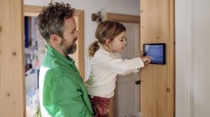 Früh übt sich: Ein Mädchen bedient eine Smart-Home-App auf dem Tablet.