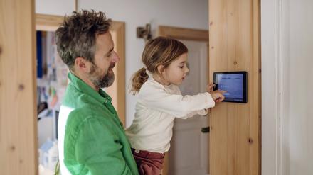 Früh übt sich: Ein Mädchen bedient eine Smart-Home-App auf dem Tablet.