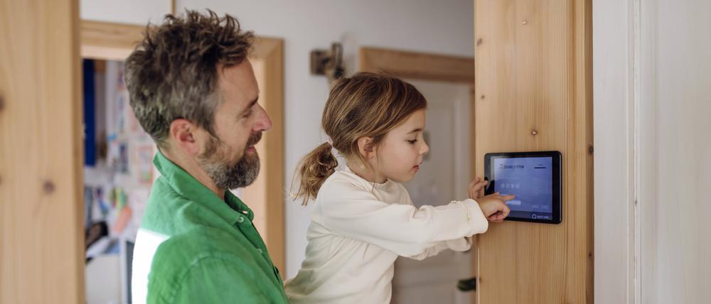 Früh übt sich: Ein Mädchen bedient eine Smart-Home-App auf dem Tablet.