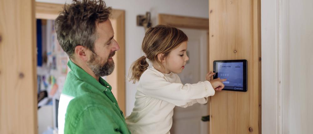 Früh übt sich: Ein Mädchen bedient eine Smart-Home-App auf dem Tablet.