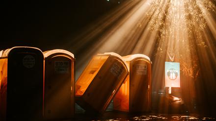 Nachgebaute Festival-Landschaft: Szene aus der „Nova Music Festival Exhibition“ mit umgestürzter mobiler Toilette.