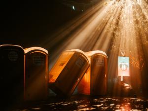 Nachgebaute Festival-Landschaft: Szene aus der „Nova Music Festival Exhibition“ mit umgestürzter mobiler Toilette.