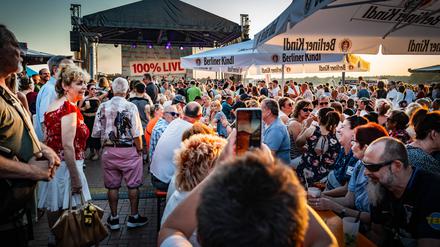 Beim Tegeler Hafenfest lief in Sachen Bier-Ausschank nicht alles, wie geplant. Nun äußern sich der Bezirk und der Veranstalter zu einer Beschwerde.