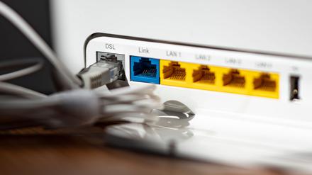 Ein LAN-Kabel im Router - in Millionen Haushalten steckt es noch immer in der DSL-Öffnung. 