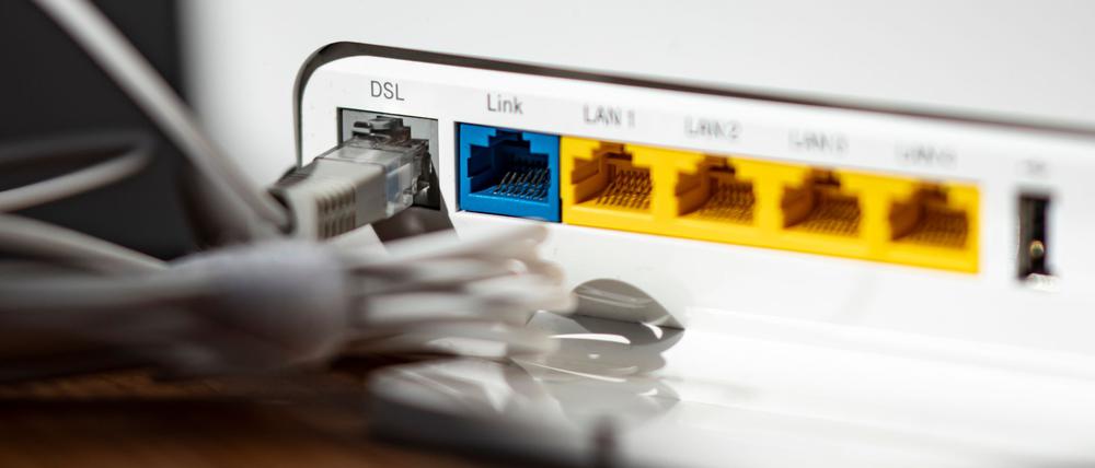 Ein LAN-Kabel im Router - in Millionen Haushalten steckt es noch immer in der DSL-Öffnung.