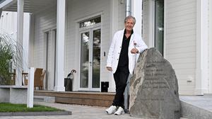 Armin Sprotte, Galerist und Sohn des Potsdamer Malers und Ehrenbürgers Siegward Sprotte, vor dem neuen Domizil in Bornstedt.