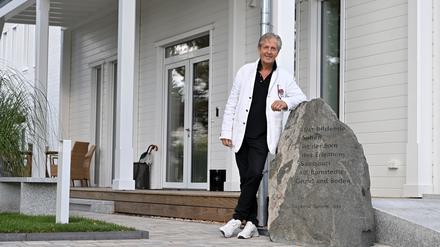 Armin Sprotte, Galerist und Sohn des Potsdamer Malers und Ehrenbürgers Siegward Sprotte, vor dem neuen Domizil in Bornstedt.