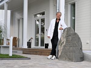 Armin Sprotte, Galerist und Sohn des Potsdamer Malers und Ehrenbürgers Siegward Sprotte, vor dem neuen Domizil in Bornstedt.