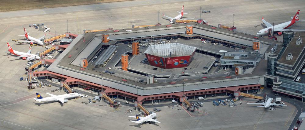 Flugzeuge der Luftfahrtgesellschaften Lufthansa und Air Berlin, aufgenommen am 01.08.2013 auf einer Parkposition des Flughafens Berlin Tegel aus der Luft. (Archivbild)