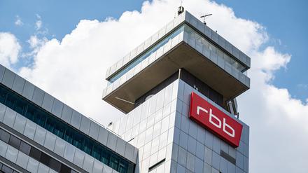 Ein Schild mit dem Logo des RBB hängt an dem Gebäude des Fernsehzentrums. 