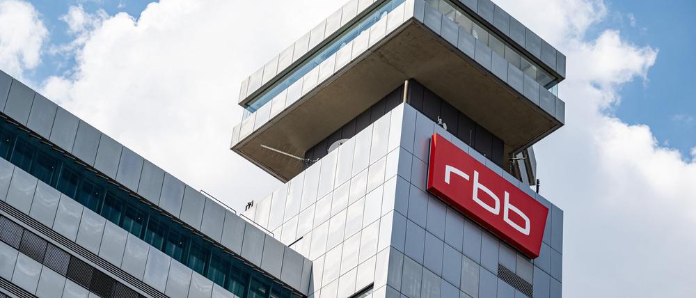 Ein Schild mit dem Logo des RBB hängt an dem Gebäude des Fernsehzentrums. 
