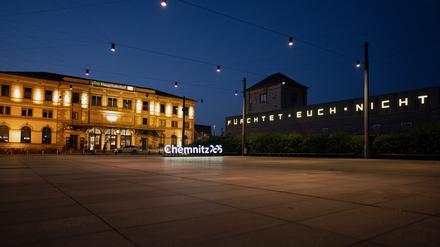 „Fürchtet Euch nicht“: Lichtinstallation des Chemnitzer Künstlerduos Doppeldenk am Chemnitzer Bahnhof. 