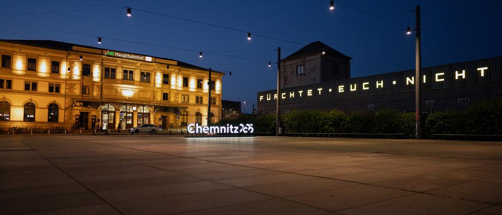 „Fürchtet Euch nicht“: Lichtinstallation des Chemnitzer Künstlerduos Doppeldenk am Chemnitzer Bahnhof. 