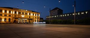 „Fürchtet Euch nicht“: Lichtinstallation des Chemnitzer Künstlerduos Doppeldenk am Chemnitzer Bahnhof. 