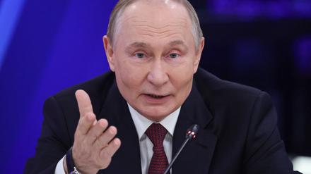 Der russische Präsident Wladimir Putin spricht während einer Sitzung auf dem Forum der Welt-Atomwoche in der Ausstellung der Errungenschaften der Volkswirtschaft (VDNKh) in Moskau. Foto: Evgenia Novozhenina/Pool Reuters/AP/dpa +++ dpa-Bildfunk +++