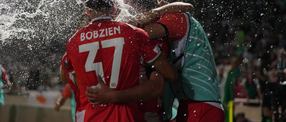 Beim Jubel der Mainzer über das 1:0 gegen Omonia Nikosia warfen Fans der Gastgeber Becher Richtung FSV-Profis.