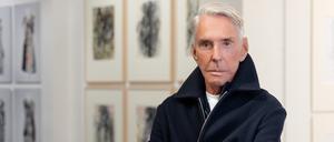 Wolfgang Joop in der Ausstellung zu seinem Lebenswerk im Kunstraum in Potsdam.